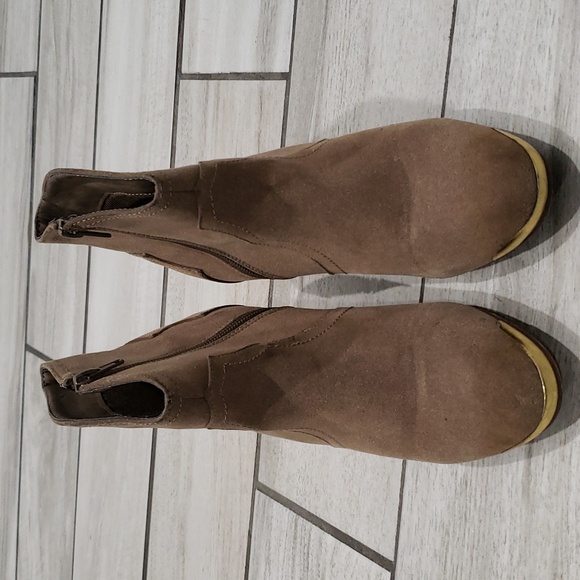 Bucco Cavendish heeled booties. - Picture 2 of 8